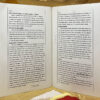 Foto van twee Engelse pagina's uit de limited edition herdruk uit 2022 van Reiki: Het Grijze Boek
