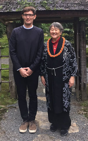 Foto vou Johannes Reindl and Phyllis Lei Furumoto zusammen in Japan