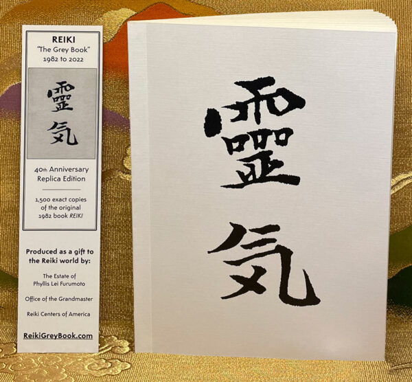 Foto de la portada de la reimpresión de la edición limitada de 2022 de Reiki: El Libro Gris